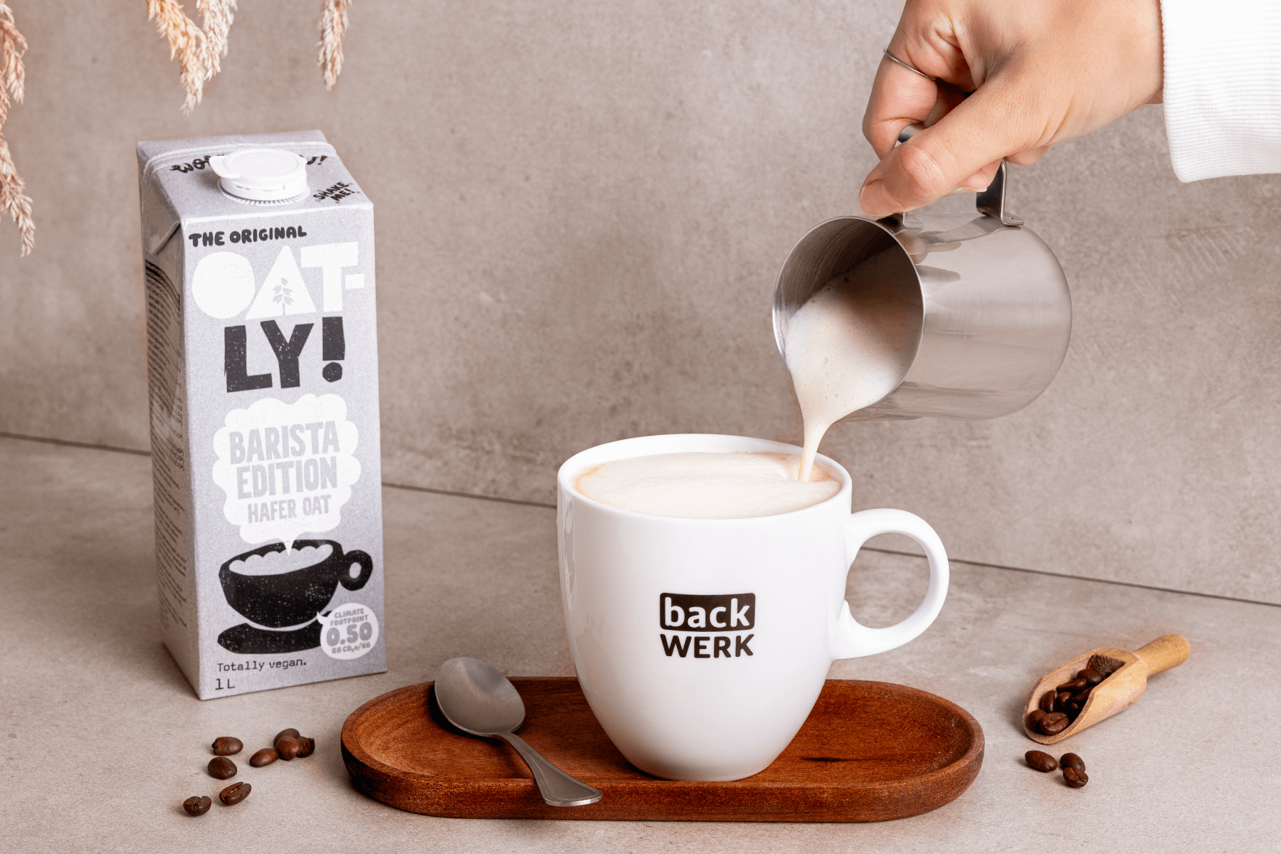 Veganuary 2025 bei BackWerk mit Oatly : Mit Haferdrink gemeinsam Kuhmilch reduzieren